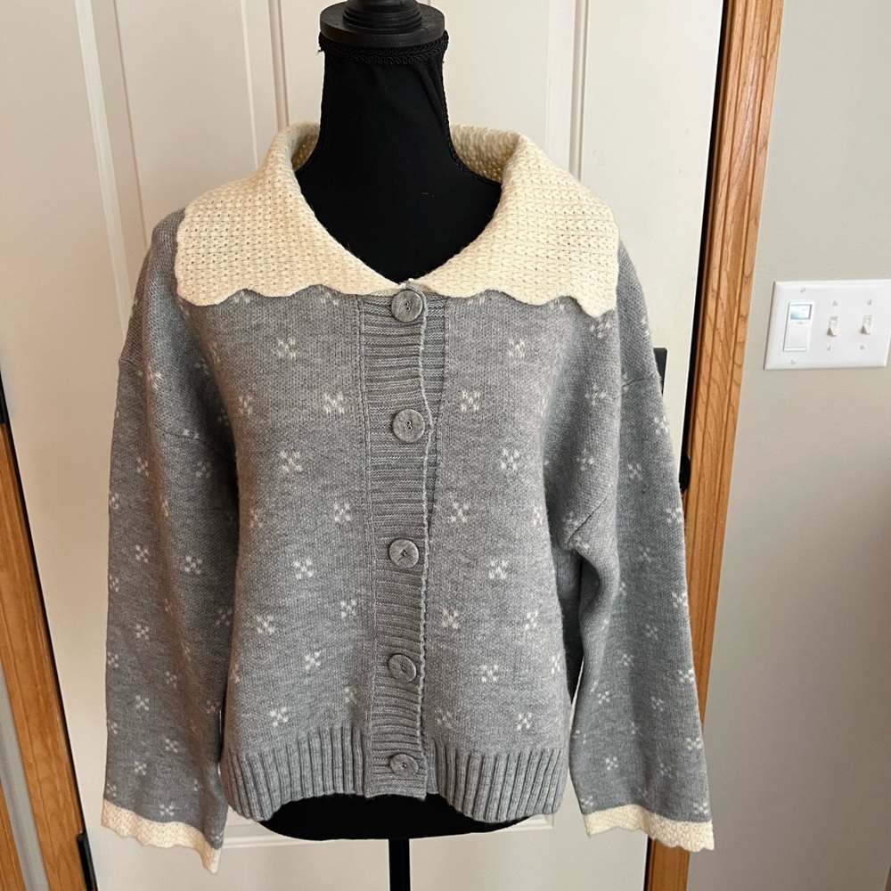 New Jacquie The Label gray Georgia Contrast collar button cardigan. Size Medium